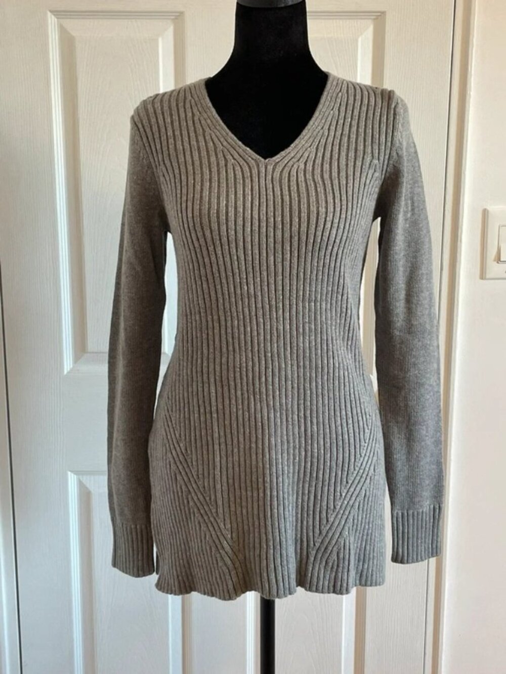 Ann Taylor Women’s Gray Knit V-Neck Sweater XXS NWT